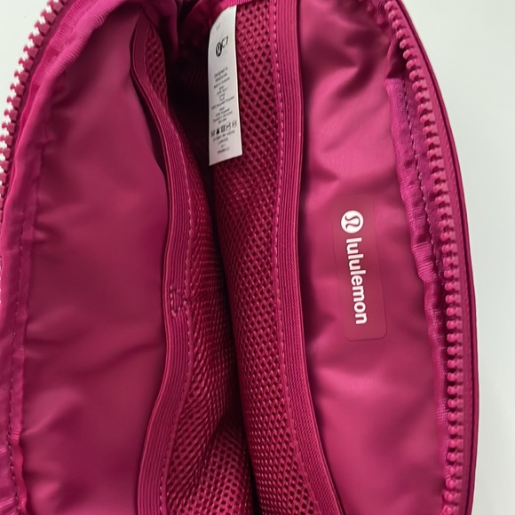 Lululemon Everywhere Belt Bag Wild Berry - Picture 9 of 9